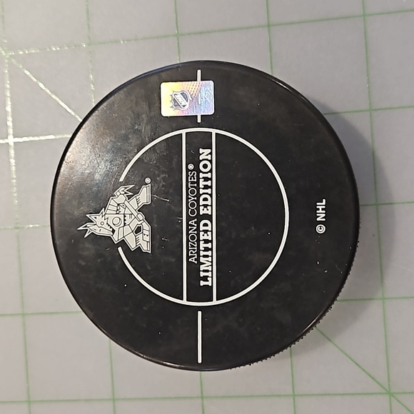 Coyotes hockey puck, certified and signed by Darcy Kuemper - Picture 3 of 6